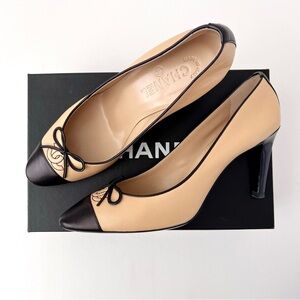 CHANEL || Beige and Black Cap Toe Pumps Interlocking CC Logo with Bow EU 38.5